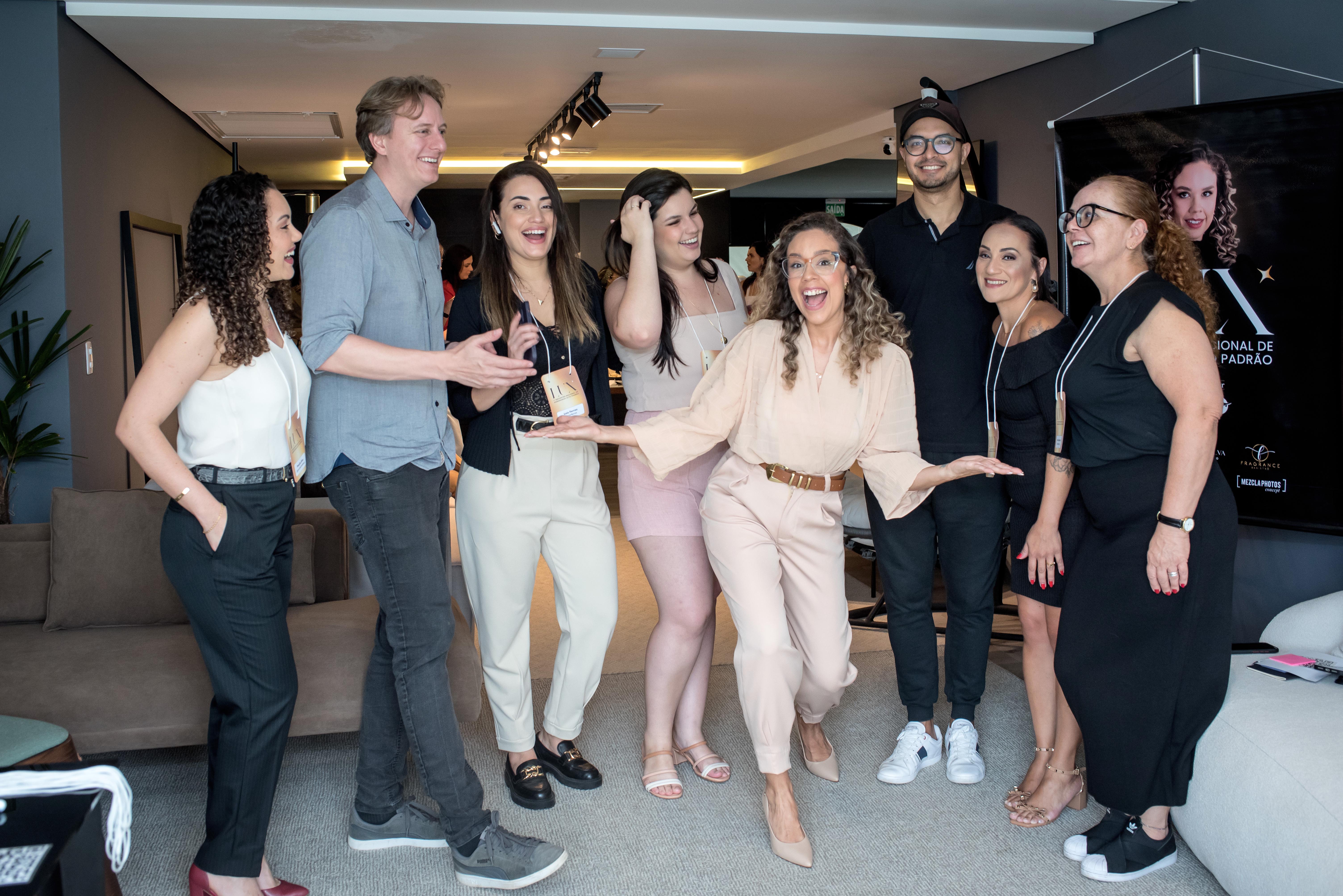 Bastidores do LUX 2023 — equipe e participantes rindo