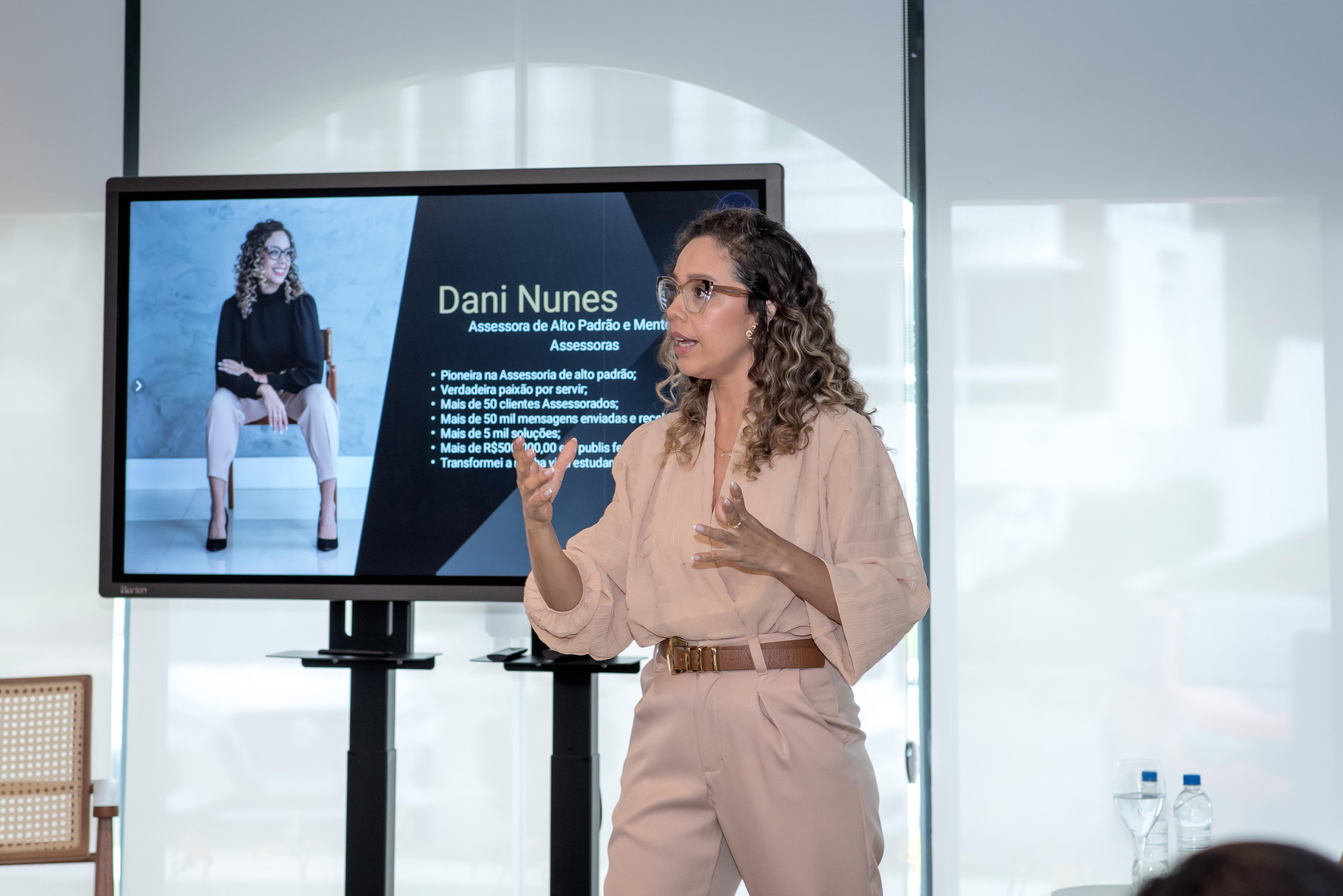Dani Nunes apresentando no palco do LUX 2023