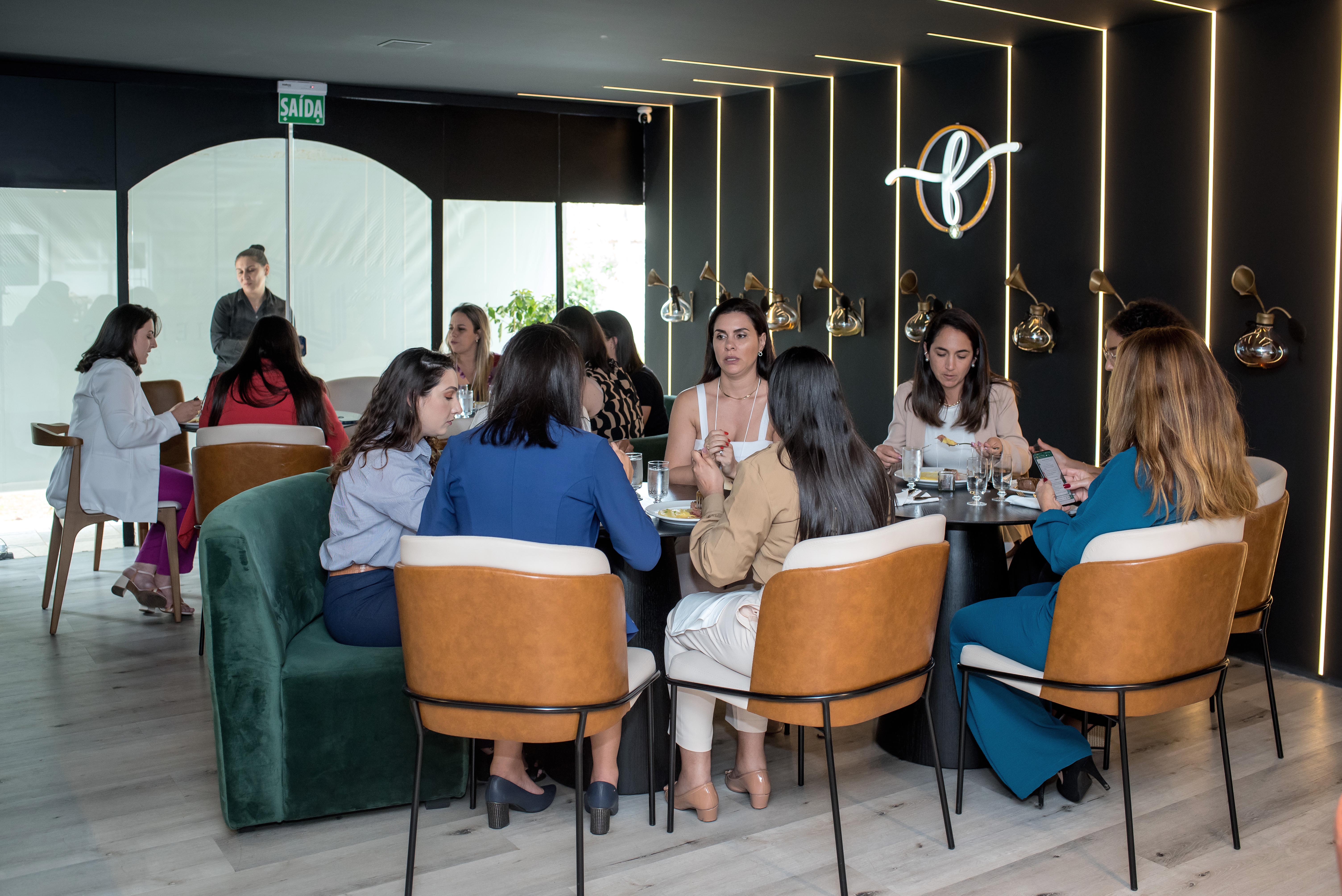 Assessoras jantando juntas no LUX 2023