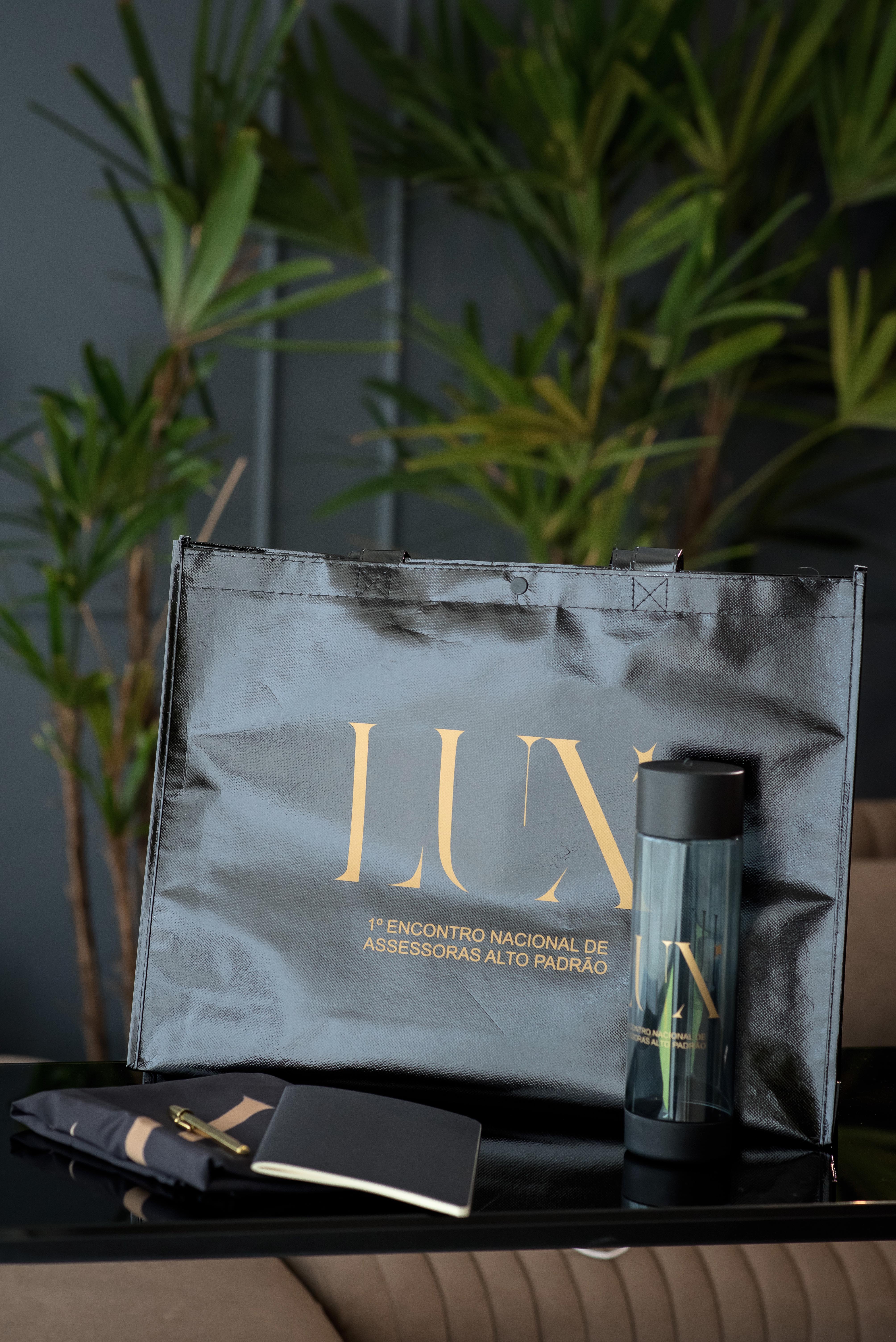 Kit LUX — sacola, garrafa e caderno exclusivos do evento