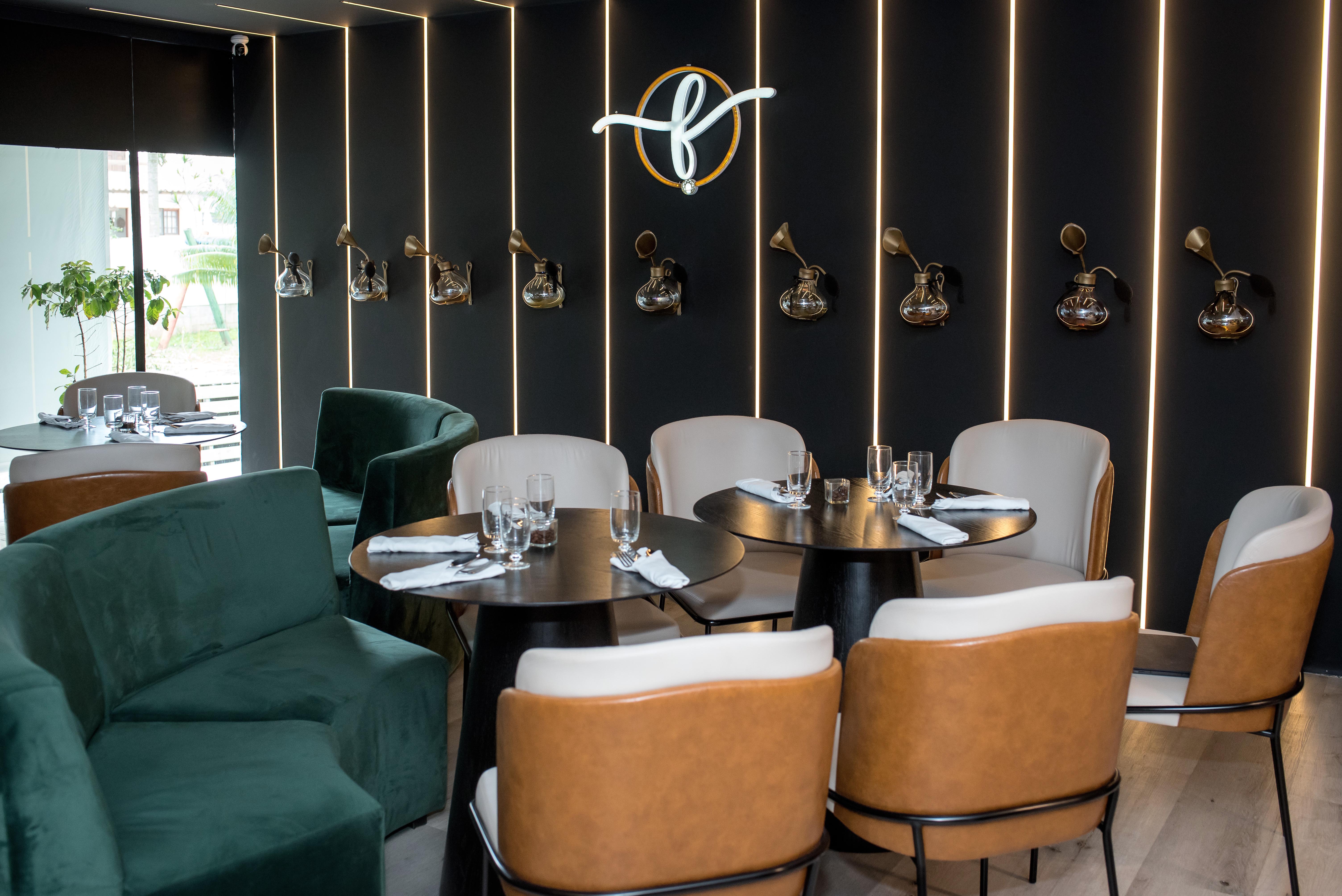 Restaurante elegante — espaço do jantar no LUX 2023